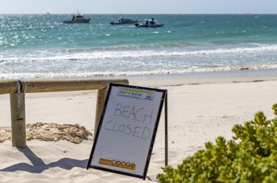 Una playa está cerrada en Port Beach, North Fremantle, Oeste de Australia, el 6 de noviembre del 2021. (Richard Wainwright/AAP Image via AP)