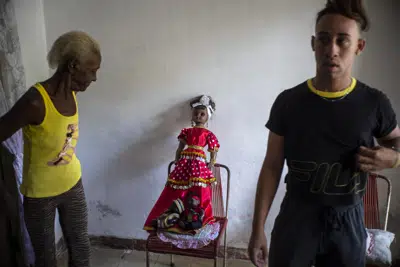 Una muñeca que representa a la deidad yoruba Yemayá apoyada en una silla antes del inicio de una ceremonia de santería en la casa de Mandy Arrazcaeta, en La Habana, Cuba, el domingo 13 de noviembre de 2022. (Foto AP/Ramón Espinosa)