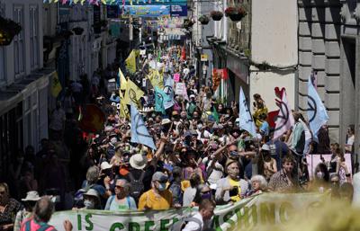 Activistas marchan por las calles de Falmouth, Inglaterra, el sábado 12 de junio de 2021 durante una manifestación en el marco de la reunión del G7. (AP Foto/Alberto Pezzali)