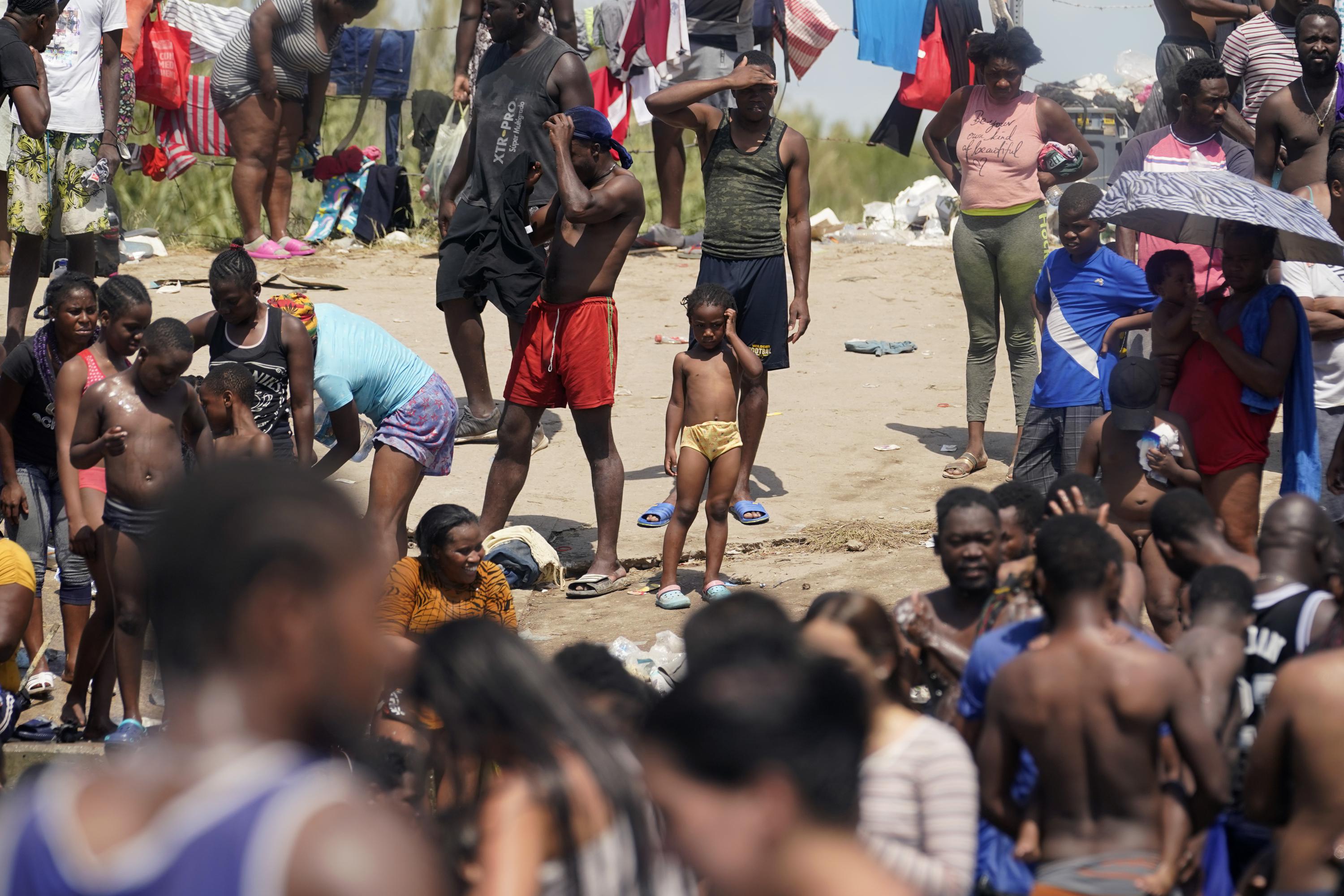 US closes part of Texas border, begins flying Haitians home