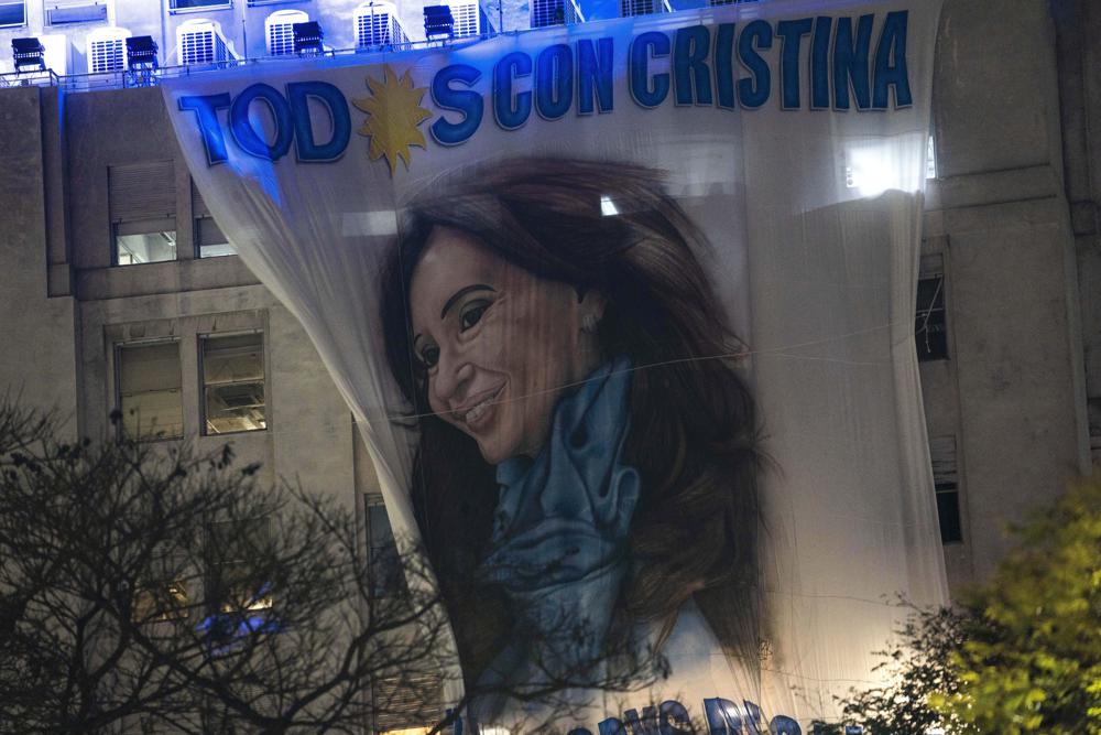 Una pancarta con el retrato de la vicepresidenta argentina Cristina Fernández cuelga de un edificio del gobierno la madrugada del viernes 2 de septiembre de 2022, horas después de que una persona la apuntara con un arma afuera de su casa en Buenos Aires, Argentina. (Foto AP/Rodrigo Abd)