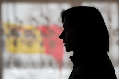 La presidenta de Moldavia, Maia Sandu, entonces líder de la alianza opositora ACUM, habla con la gente durante una reunión electoral en Loganesti, Moldavia, el 22 de febrero de 2019. La presidenta moldava, Maia Sandu, se comprometió, durante un discurso en el parlamento de Rumania en Bucarest, el martes 1 de noviembre de 2022, a mantener a su país en el curso proeuropeo y un firme partidario de Ucrania a pesar de luchar bajo la presión del "chantaje" energético y político de Rusia. (AP Photo/Vadim Ghirda, Archivo)
