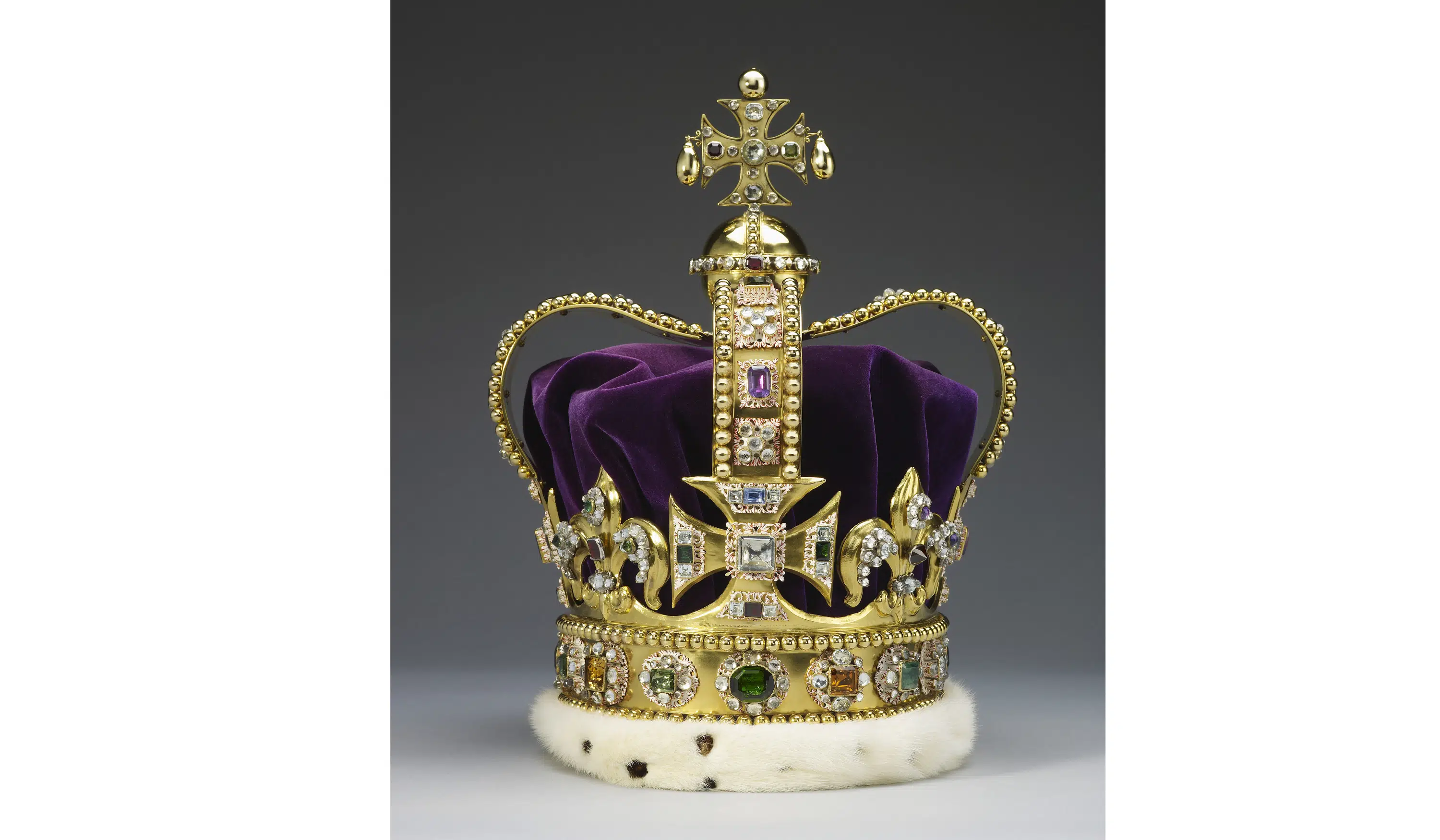 St. Edward's Crown moved out of tower ahead of coronation - The Associated Press - en Español