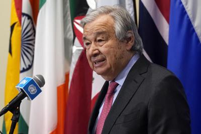 El Secretario General de las Naciones Unidas, Antonio Guterres, hace una declaración fuera del Consejo de Seguridad en la sede de la ONU el lunes 14 de marzo de 2022. (AP Photo/Richard Drew)