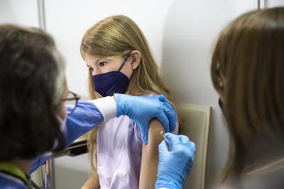 Una persona recibe la vacuna contra el coronavirus en Viena. (AP Foto/Lisa Leutner)