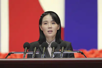 ARCHIVO - Esta fotografía facilitada por el gobierno norcoreano muestra a Kim Yo Jong, hermana del gobernante norcoreano Kim Jong Un, al pronunciar un discurso el 10 de agosto de 2022 durante una reunión nacional contra el coronavirus en Pyongyang, Corea del Norte. (Agencia Central de Noticias de Corea/Korea News Service vía AP, archivo)