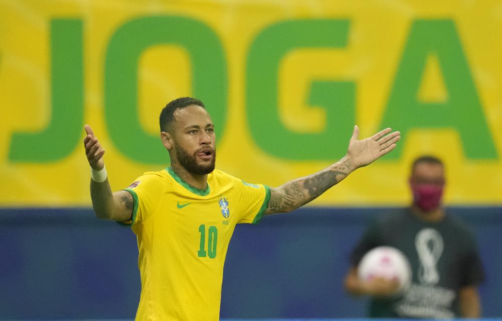 El delantero brasileño Neymar celebra tras anotar el primer gol en la victoria 4-1 ante Uruguay en el partido por las eliminatorias del Mundial, el jueves 14 de octubre de 2021, en Manaos. (AP Foto/Andre Penner)