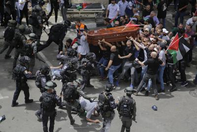 Vær stille Værdiløs enkelt Israeli police beat pallbearers at journalist's funeral | AP News