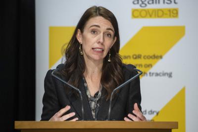 La primera ministra de Nueva Zelanda, Jacinda Ardern, habla ante el parlamento sobre la campaña contra el COVID-19, Wellington, Nueva Zelanda, miércoles 18 de agosto de 2021. (Mark Mitchell/New Zealand Herald via AP)