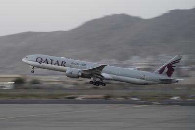 En esta imagen del 9 de septiembre de 2021, una aeronave de Qatar Airways despega con extranjeros a bordo desde el aeropuerto de Kabul.  (AP Foto/Bernat Armangue)