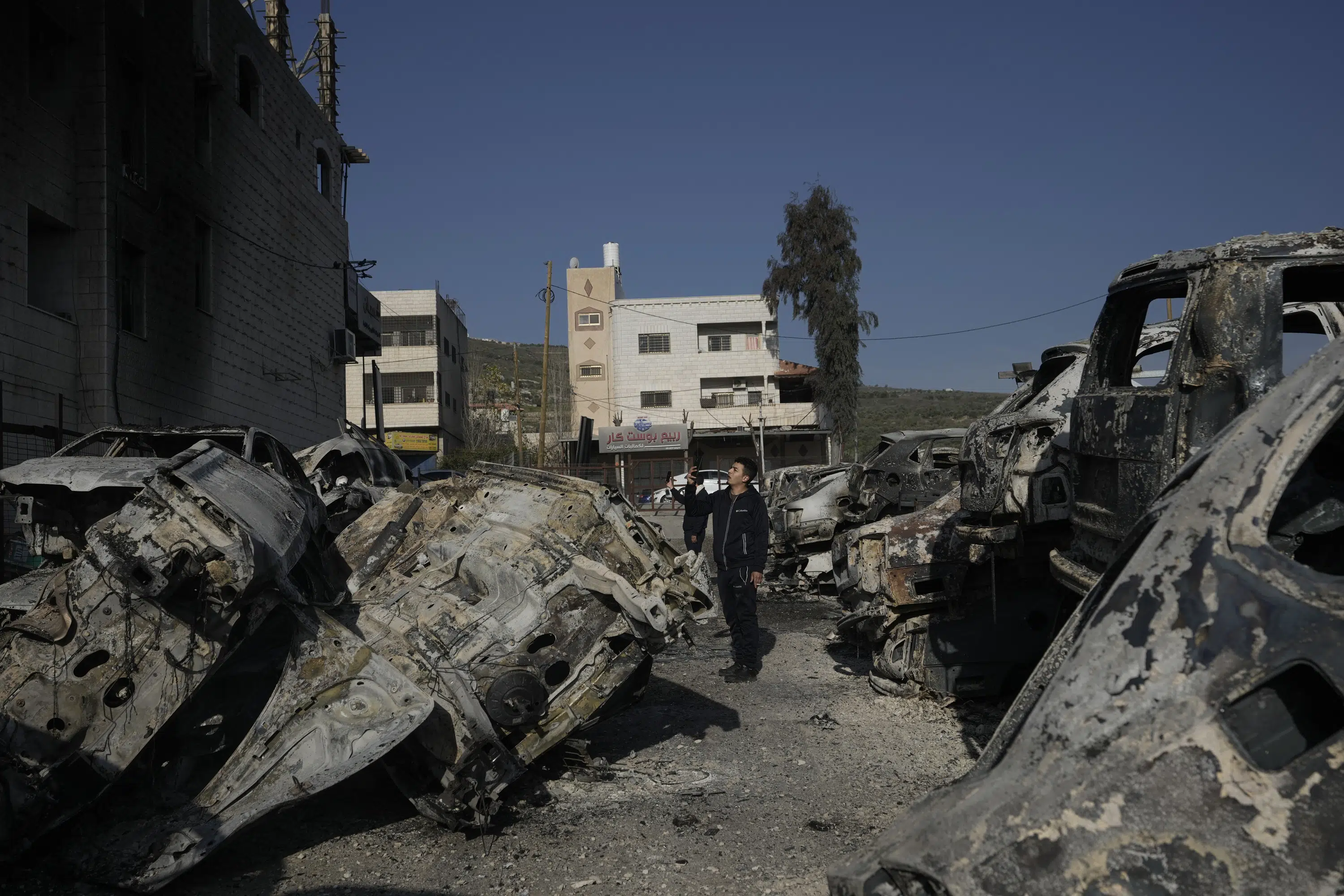Israeli settlers rampage after Palestinian gunman kills 2 Israeli settlers rampage after Palestinian gunman kills 2