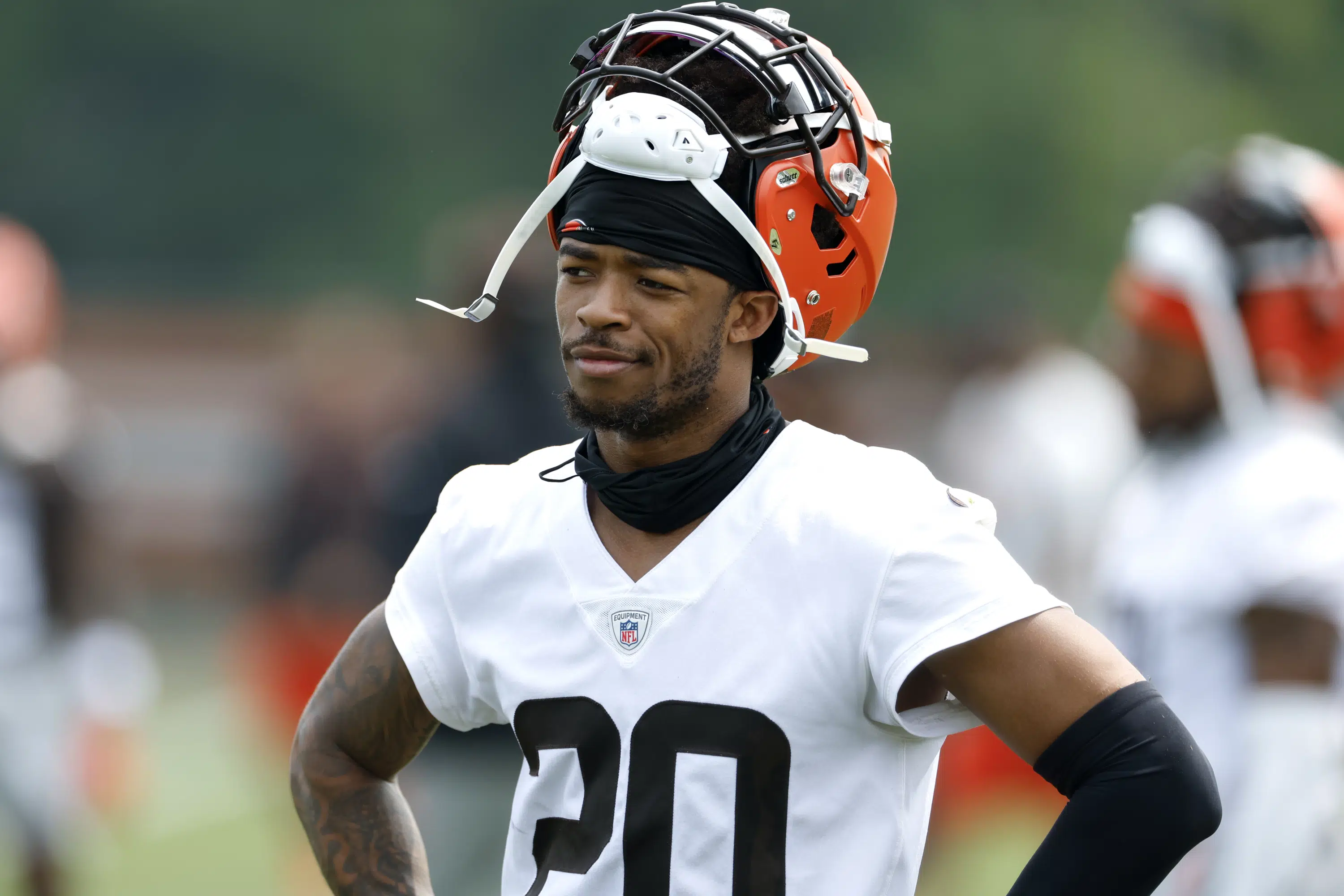 Browns defensive players robbed of jewelry, vehicle by masked men in downtown stickup - Vimarsana News