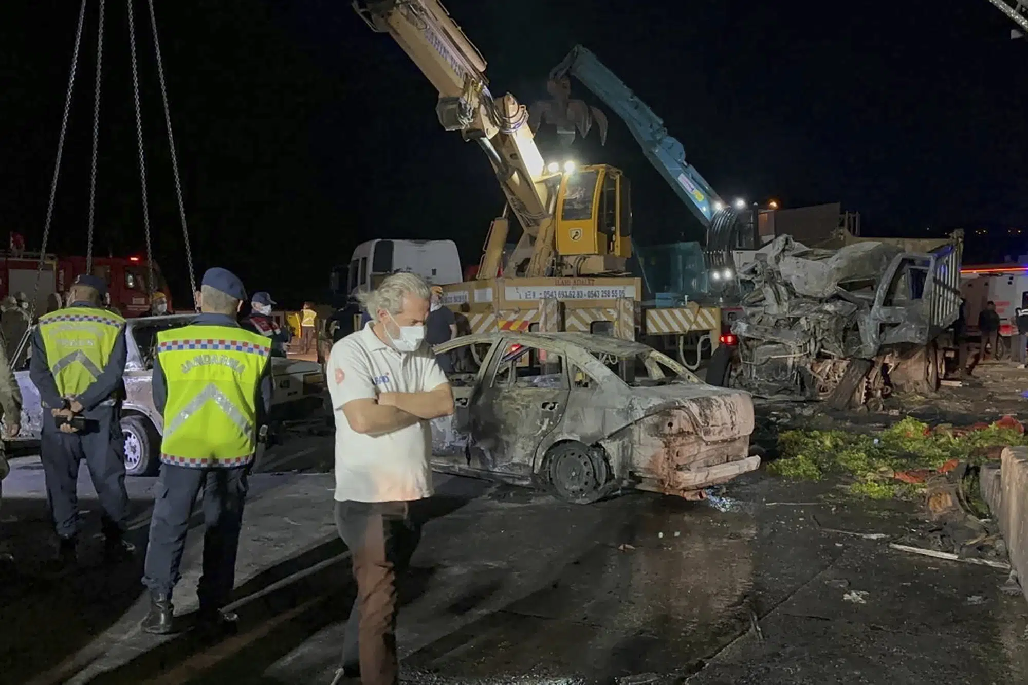 Hatay’da çok sayıda aracın karıştığı trafik kazasında 12 kişi hayatını kaybetti.