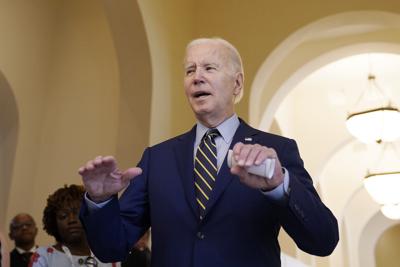 El presidente de Estados Unidos, Joe Biden, habla con los medios sobre que los demócratas han retenido la mayoría en el Senado, antes de la cumbre de la Asociación de Naciones del Sureste Asiático (ASEAN), el domingo 13 de noviembre de 2022 en Nom Pen, Camboya. (AP Foto/Alex Brandon)