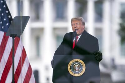ARCHIVO - El presidente Donald Trump habla durante una protesta contra la certificación del colegio electoral de Joe Biden como presidente en Washington, el 6 de enero de 2021. (AP Foto/Evan Vucci, archivo)