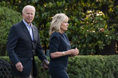 El presidente estadounidense Joe Biden y la primera dama Jill Biden  caminan por el jardín de la Casa Blanca, 1 de julio de 2021. Biden presidirá una reunión en la Casa Blanca el viernes 2 de julio de 2021 en la que 21 inmigrantes adquirirán la ciudadanía. (AP Foto/Manuel Balce Ceneta)