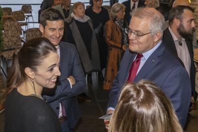 El primer ministro australiano Scott Morrison con la primera ministra neozelandesa  Jacinda Ardern en Queenstown, Nueva Zelanda el 30 de mayo del 2021.  (Peter Meecham/AAP Image via AP)