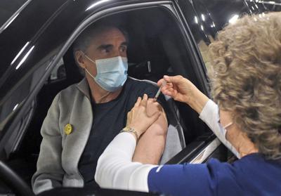 El gobernador de Dakota del Norte, Doug Burgum, recibe la vacuna contra el COVID-19 en una clínica de servicio al automóvil en el Centro de Eventos Bismarck del estado, el 21 de marzo de 2021. (Tom Stromme/The Bismarck Tribune via AP, File)