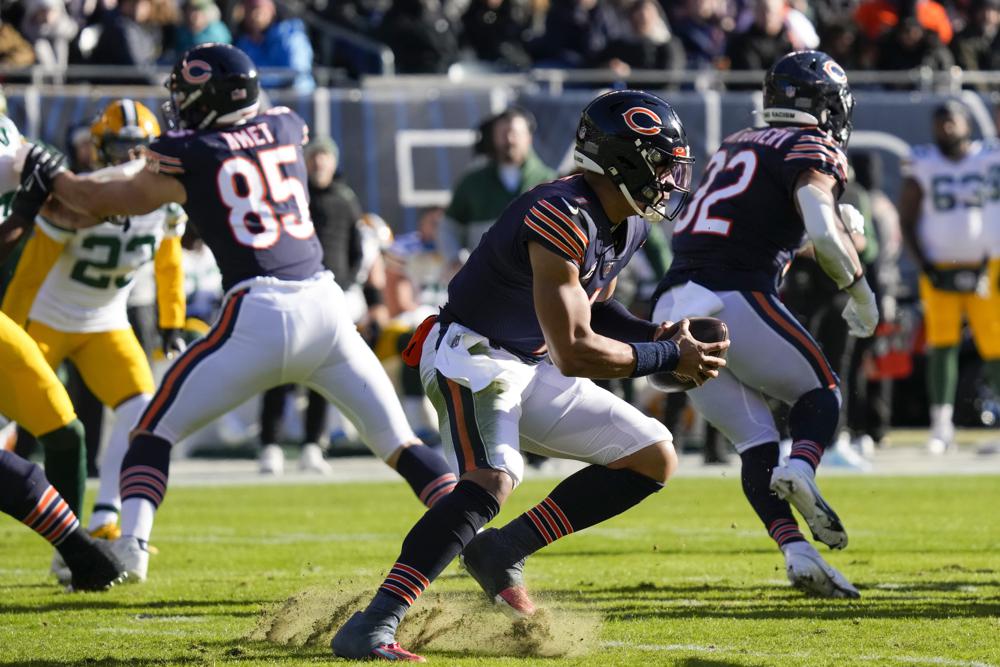Chicago Bears' Justin Fields runs for a touchdown during the first half of an NFL football game against the Green Bay Packers Sunday, Dec. 4, 2022, in Chicago. (AP Photo/Nam Y. Huh)