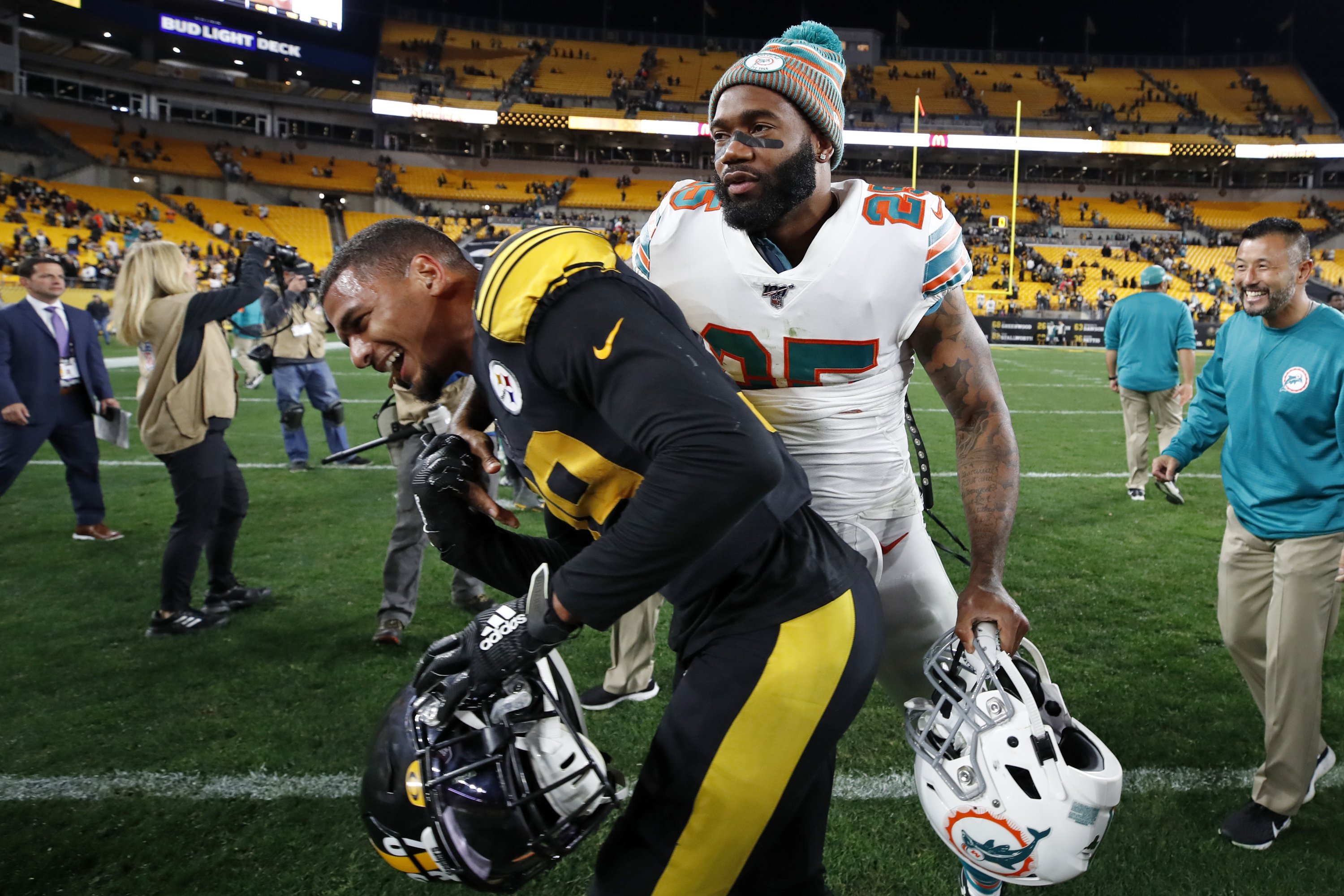 Dolphins' Xavien Howard goes on IR with knee injury | AP News