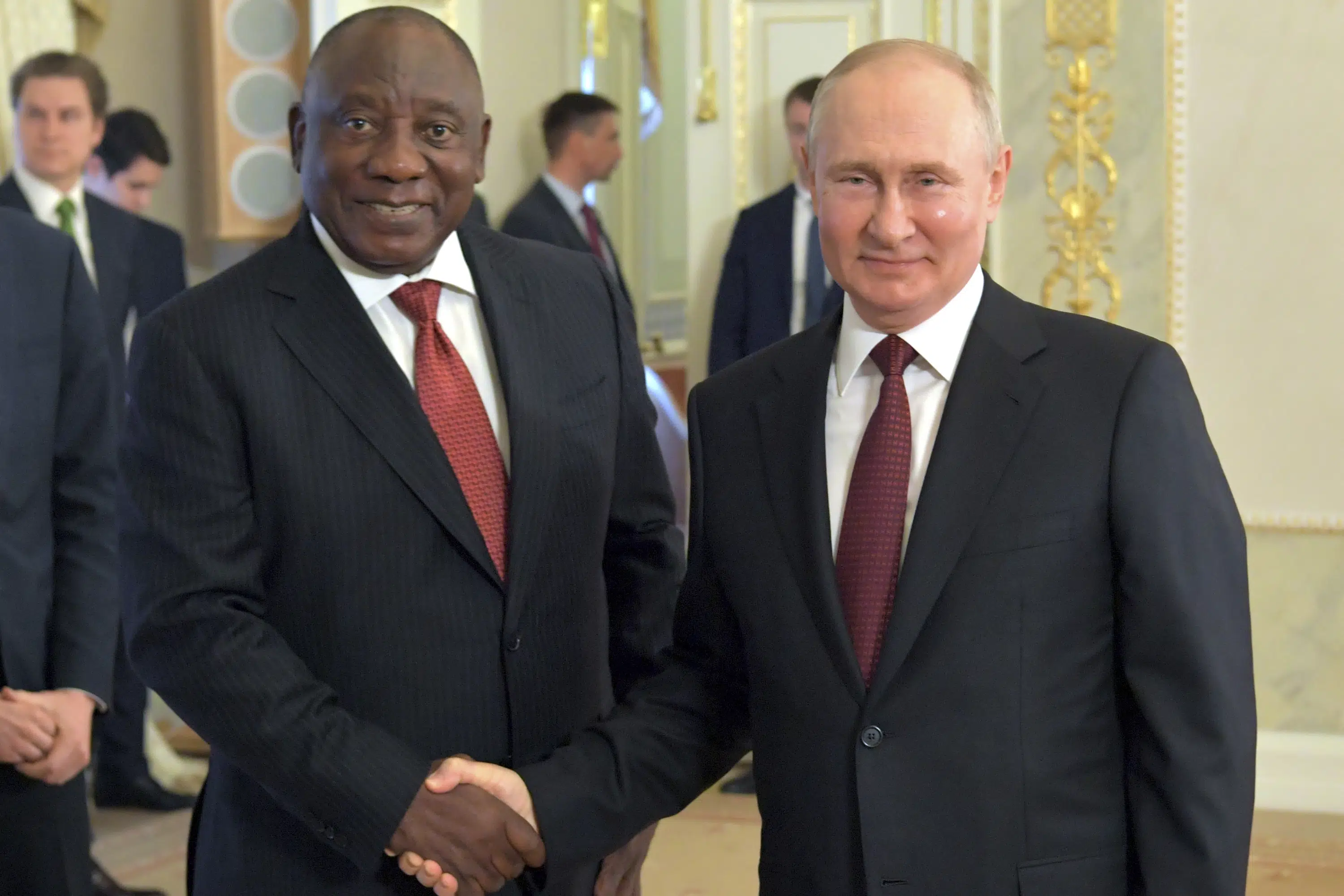 プーチンはロシアでアフリカの指導者たちと会い、ウクライナの平和案を議論したが、目立つ進展はなかった。