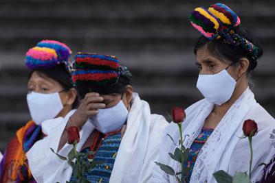 Mujeres identificadas como víctimas de violaciones de derechos humanos durante la guerra civil de Guatemala y sus simpatizantes rezan frente a la Corte Suprema de Justicia en Ciudad de Guatemala el lunes 24 de enero de 2022. (AP Foto/Moises Castillo)