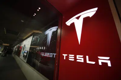 En esta imagen de archivo, el logo de Tesla en el exterior de un concesionario en el centro comercial Cherry Creek, en Denver, el 9 de febrero de 2019. (AP Foto/David Zalubowski, archivo)