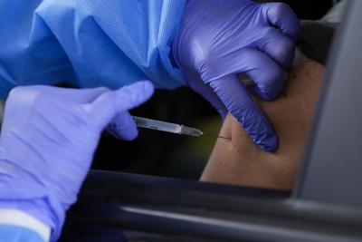 Una enfermera inyecta a un hombre una dosis de la vacuna de Pfizer contra el COVID-19 el lunes 7 de junio de 2021 en un centro de vacunación, en Ciudad de Panamá. (AP Foto/Arnulfo Franco)