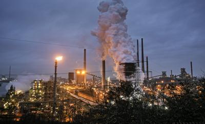 Foto de archivo del 30 de enero de 2020 de una planta de procesamiento de coque de ThyssenKrupp que trabaja las 24 horas para una siderúrgica cercana en Duisburg, Alemania. (AP Foto/Martin Meissner, Archivo)