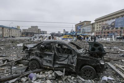 Vista de la plaza central de Járkiv, la segunda ciudad de Ucrania, tras bombardeos rusos, el 1 de marzo de 2022. (AP Foto/Pavel Dorogoy)