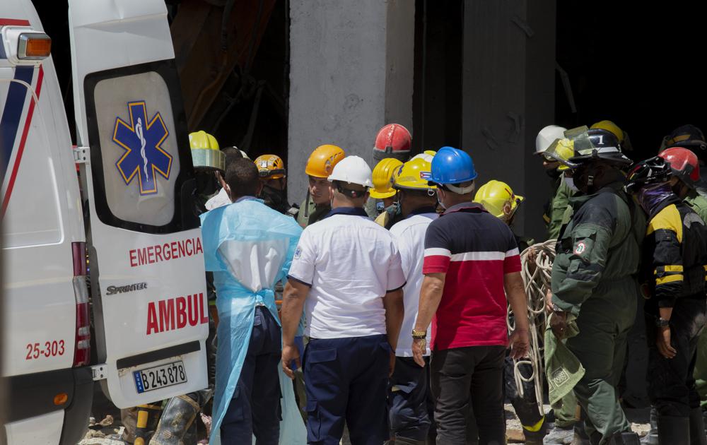 Miembros de un equipo de rescate colocan un cuerpo recuperado de los escombros dentro de una ambulancia en el lugar de una explosión mortal que destruyó el Hotel Saratoga de cinco estrellas en La Habana Vieja, Cuba, el domingo 8 de mayo de 2022. (AP Foto/Ismael Francisco)