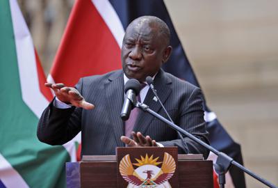 ARCHIVO - El presidente sudafricano Cyril Ramaphosa habla con los medios después de reunirse con su homólogo keniano Uhuru Kenyatta en Pretoria, Sudáfrica, el martes 23 de noviembre de 2021. (AP Foto/Themba Hadebe, archivo)