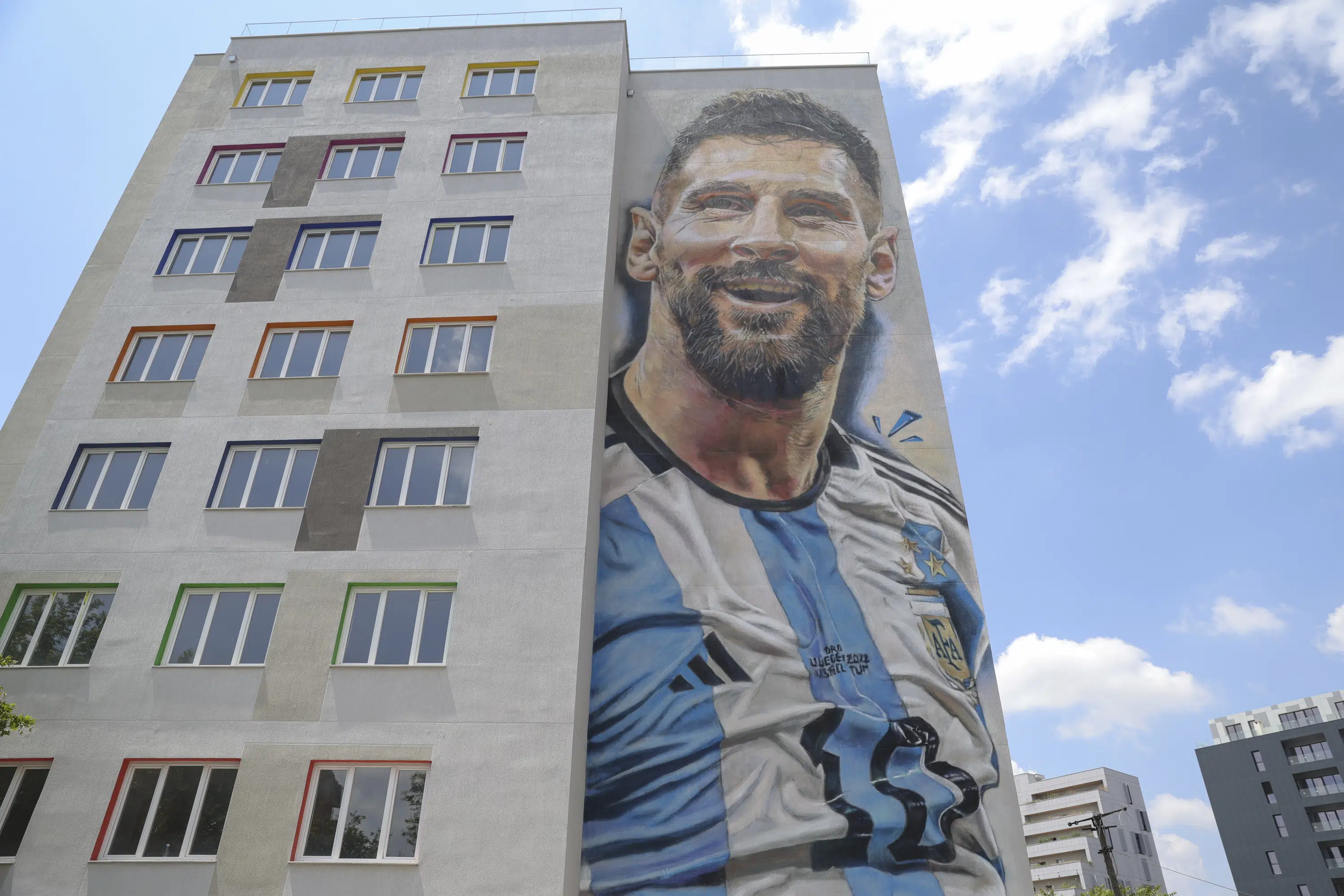 Los murales de Messi sobre el alojamiento para estudiantes en Tirana hacen felices a los albaneses