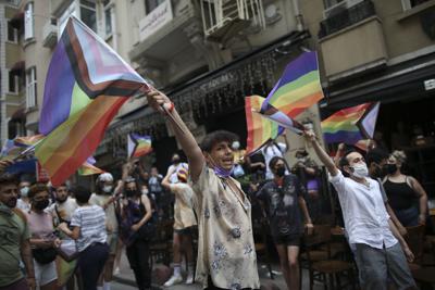 Manifestantes corean durante un evento del orgullo gay en Estambul, el sábado 26 de junio de 2021. (AP Foto/Emrah Gurel)