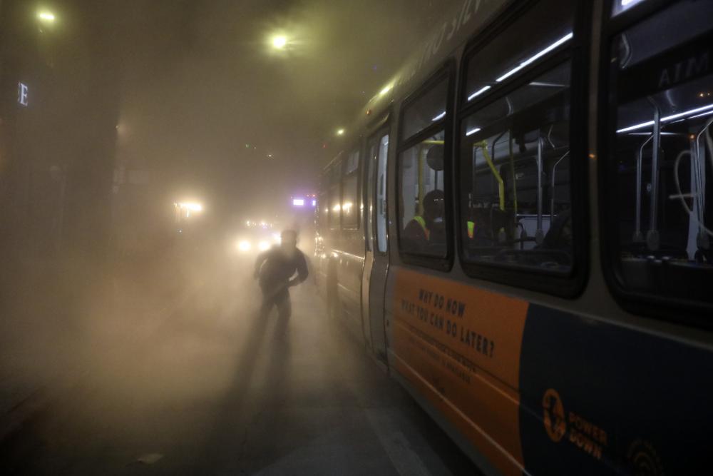 Autobús vandalizado durante festejos del Super Bowl LVI. | AP