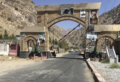 Un soldado talibán resguarda la puerta de Panshir, el miércoles 8 de septiembre de 2021, en la provincia de Panshir, en el noreste de Afganistán. (AP Foto/Mohammad Asif Khan)