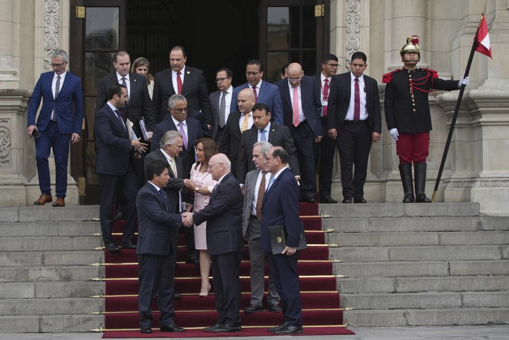 El presidente peruano Pedro Castillo, al frente a la izquierda, estrecha las manos de Eladio Loizaga, miembro de una delegación de la Organización de los Estados Americanos, al término de una reunión en el palacio de gobierno en Lima, el lunes 21 de noviembre de 2022. (AP Foto/Guadalupe Pardo)