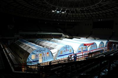 En esta imagen publicada por la agencia de noticias Xinhua, un laboratorio temporal de COVID-19 se ve en un estadio en Shanghái, China, el viernes 15 de abril de 2022. (Zhang Jiansong/Xinhua via AP)