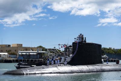 En esta foto proporcionada por la Marina de Estados Unidos, el submarino de ataque rápido de clase Virginia USS Illinois (SSN 786) regresa a su base en la base conjunta Pearl Harbor-Hickam tras un despliegue en la región de la 7ma flota, el 13 de septiembre de 2021. (Especialista de comunicación e masas de primera clase Michael B. Zingaro/Marina de Estados Unidos via AP)