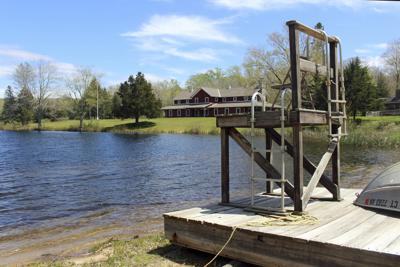 La Reserva de los Boy Scouts de Deer Lake en Killingworth, Connecticut, luce vacía en esta fotografía del miércoles 11 de mayo de 2022. El campamento es uno de los muchos que los consejos locales venden en todo EEUU a medida que disminuye la membresía y la organización recauda dinero para pagarle compensaciones a las víctimas de abuso sexual como parte de un acuerdo de bancarrota. (AP Foto/Pat Eaton-Robb)