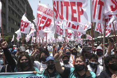 Maestros públicos, con máscaras en medio de la pandemia de COVID-19, gritan consignas contra el presidente peruano Pedro Castillo, un exmaestro, para exigir mejores condiciones laborales en Lima, Perú, el martes 23 de noviembre de 2021. (AP Foto/Guadalupe Pardo)