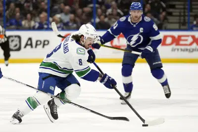 Stamkos scores 499th goal, Lightning beat Canucks 5-4 | AP News