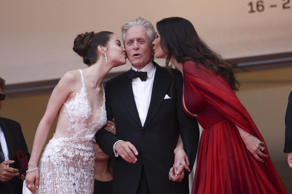 Carys Zeta Douglas, de izquierda a derecha, Michael Douglas y Catherine Zeta-Jones posan para los fotógrafos a su llegada a la ceremonia de apertura y al estreno de la película 'Jeanne du Barry' en el 76º festival internacional de cine de Cannes, sur de Francia, el martes 16 de mayo , 2023. (Foto de Vianney Le Caer/Invision/AP)