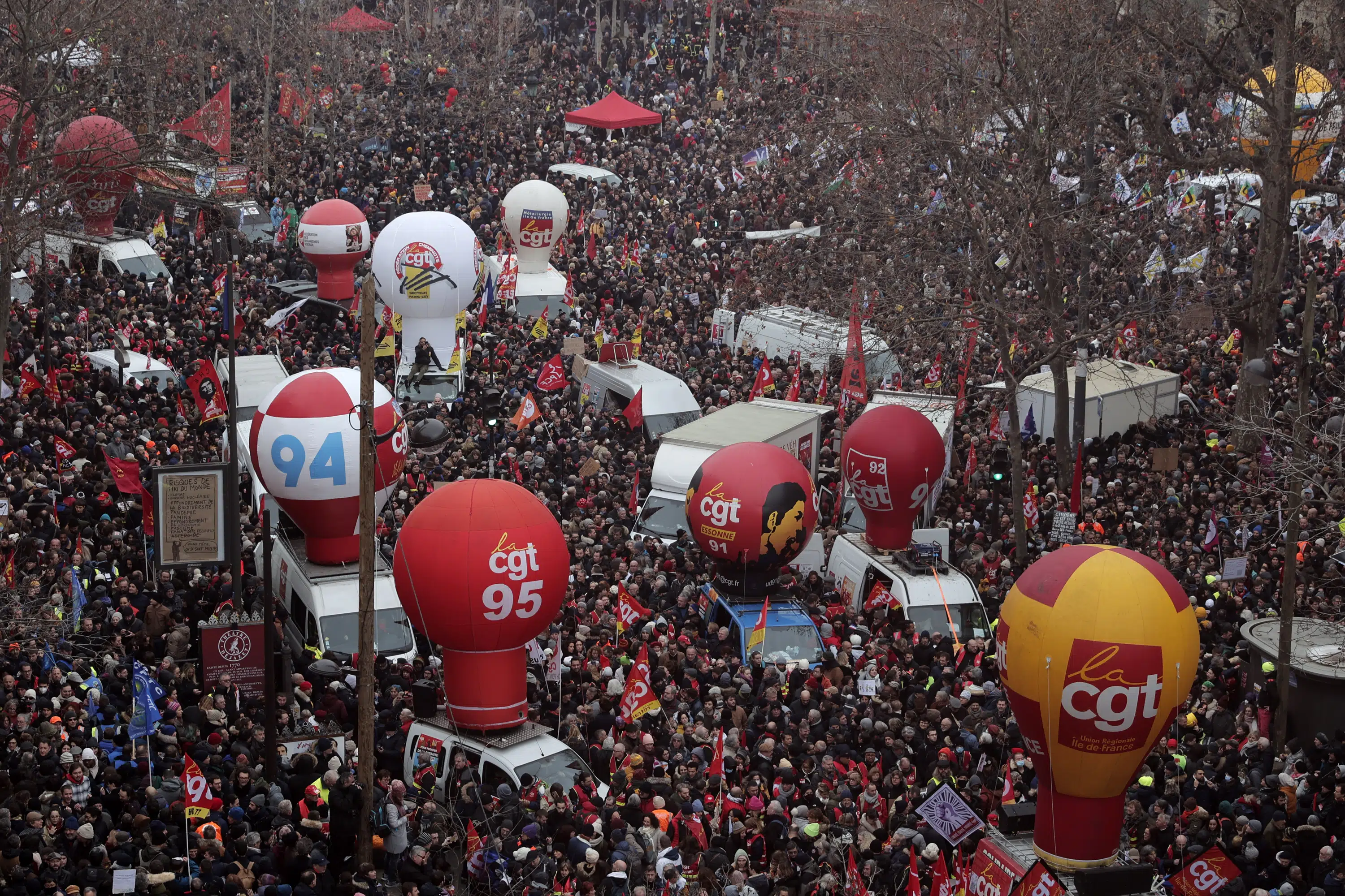 フランス：定年引き上げに反対するデモ行進が100万人以上