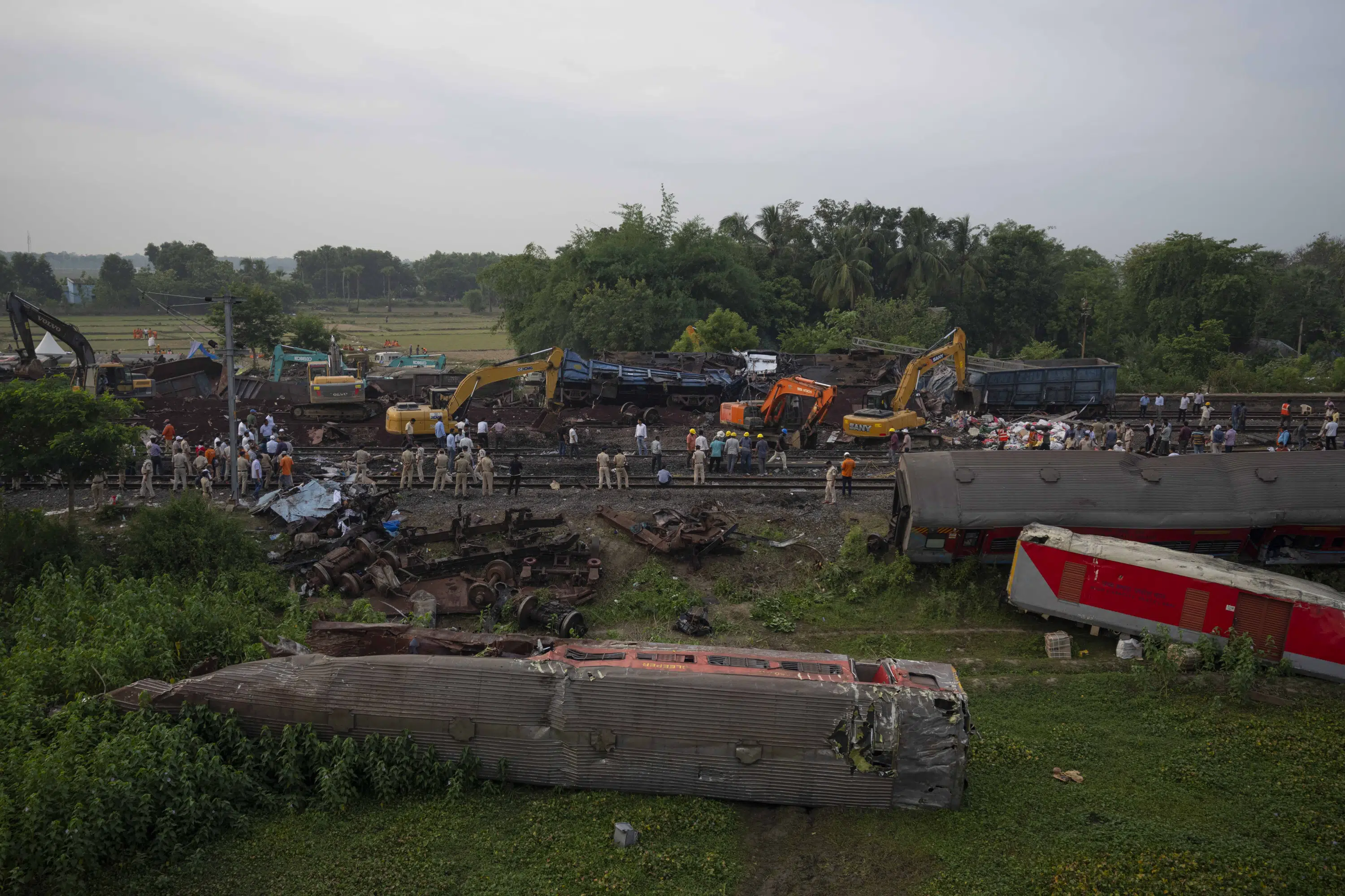 भारतीय रेल मंत्री ने कहा है कि सिग्नल प्रणाली में त्रुटि के कारण 300 लोगों की मौत हो गई