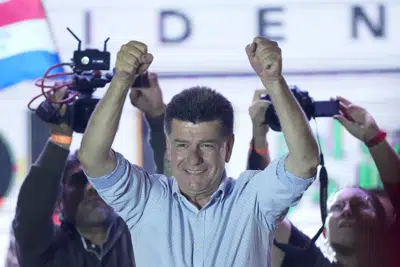 Efraín Alegre, candidato presidencial de la coalición Concertación, gesticula durante su mitin de clausura de campaña en Asunción, Paraguay, el jueves 27 de abril de 2023. Las elecciones generales de Paraguay están programadas para el 30 de abril. (AP Foto/Jorge Saenz)