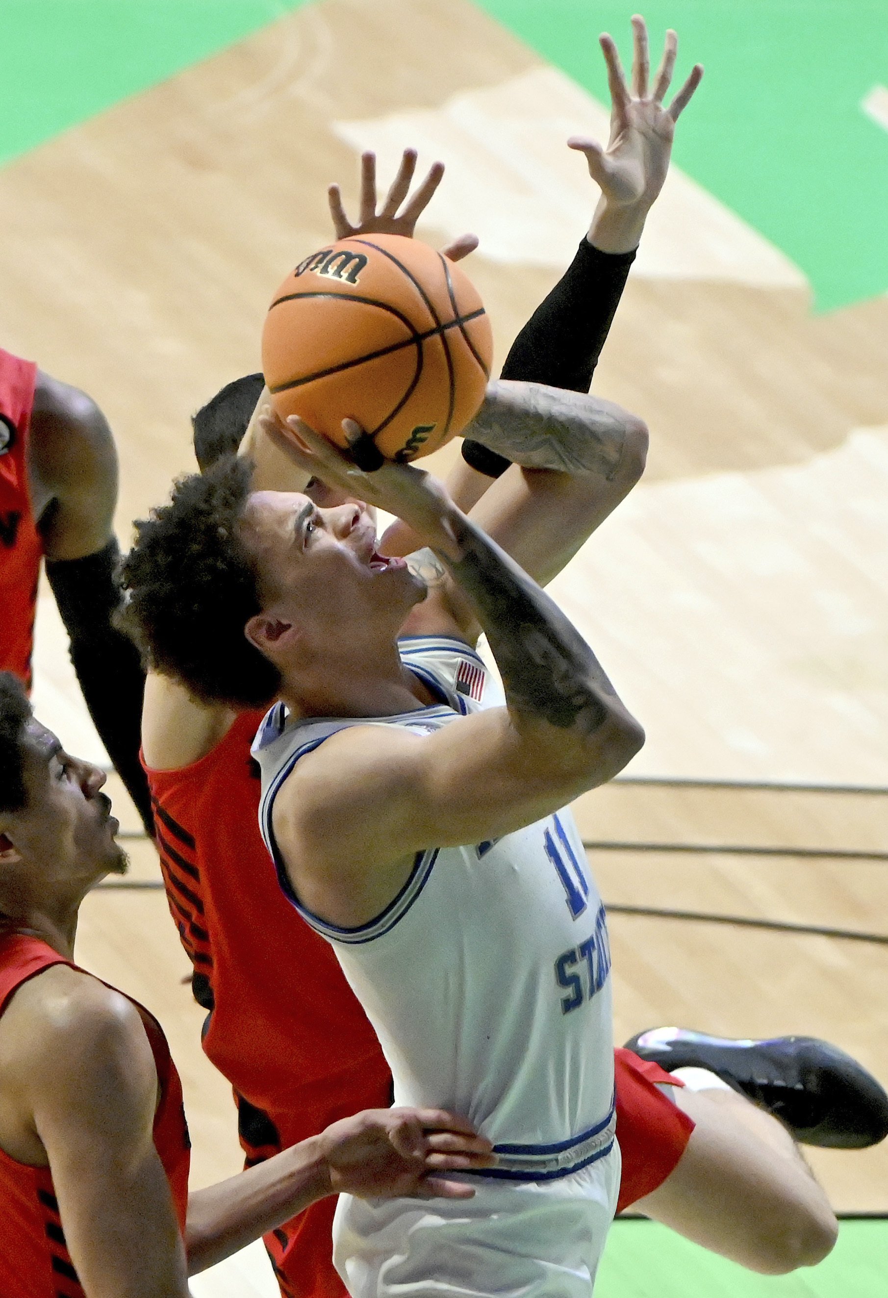 Quinones scores 15 in 2nd half, Memphis tops Dayton in NIT | AP News