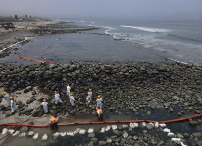 Los trabajadores continúan en una campaña de limpieza después de un derrame de petróleo en la playa Pocitos en Ancón, Perú, el martes 15 de febrero de 2022. (AP Foto/Martín Mejía)