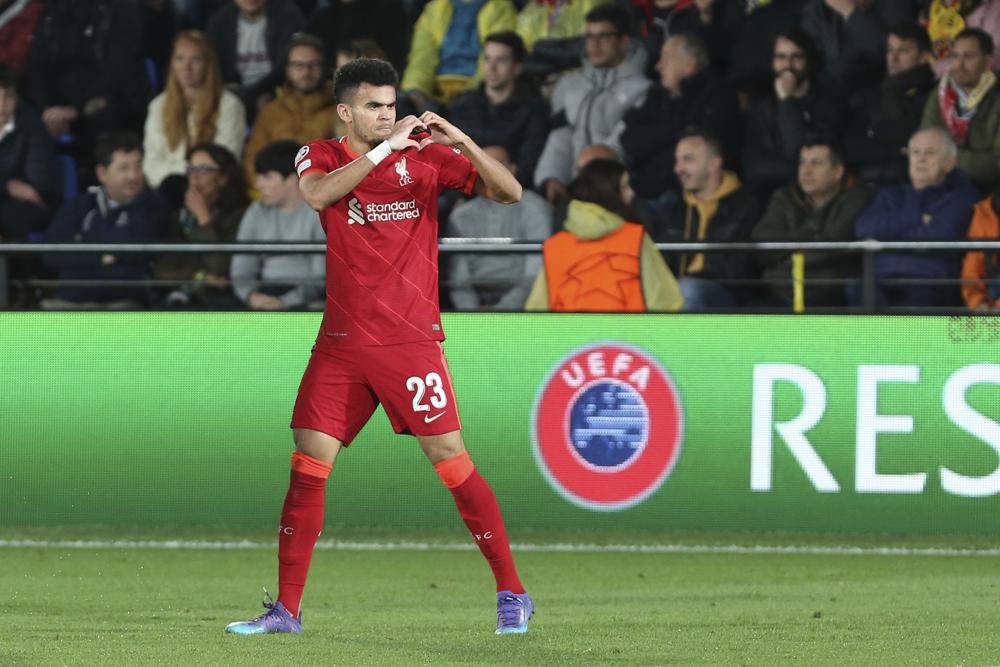 Luis Díaz celebra tras anotar el segundo gol de Liverpool en el partido de vuelta de la semifinal de la Liga de Campeones contra Villarreal, el martes 3 de mayo de 2022. (AP Foto/Alberto Saiz)