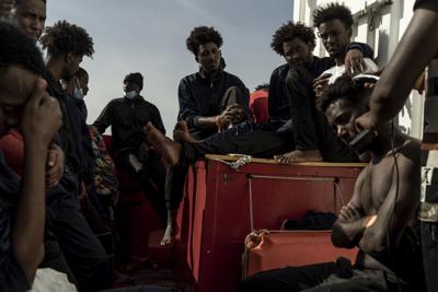 Varios migrantes rescatados en el mar, a bordo del barco humanitario Ocean Viking en el mar Mediterráneo, el 9 de noviembre de 2022. (AP Foto/Vincenzo Circosta)